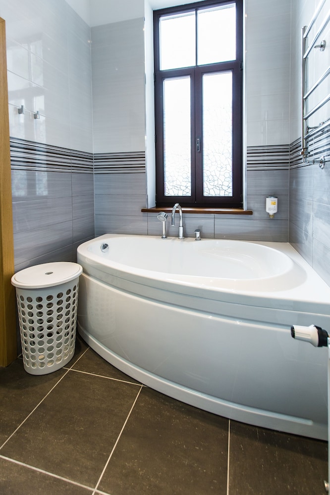 Deep soaking bathtub