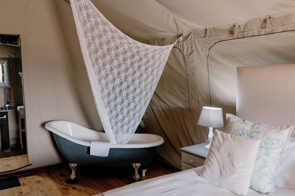 Deep soaking bathtub