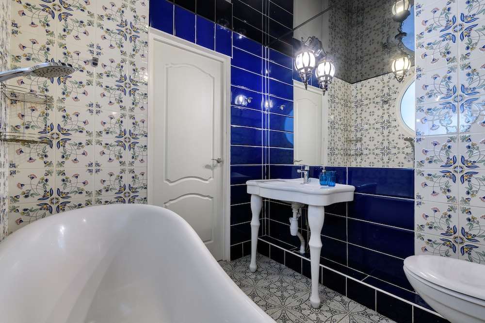Deep soaking bathtub