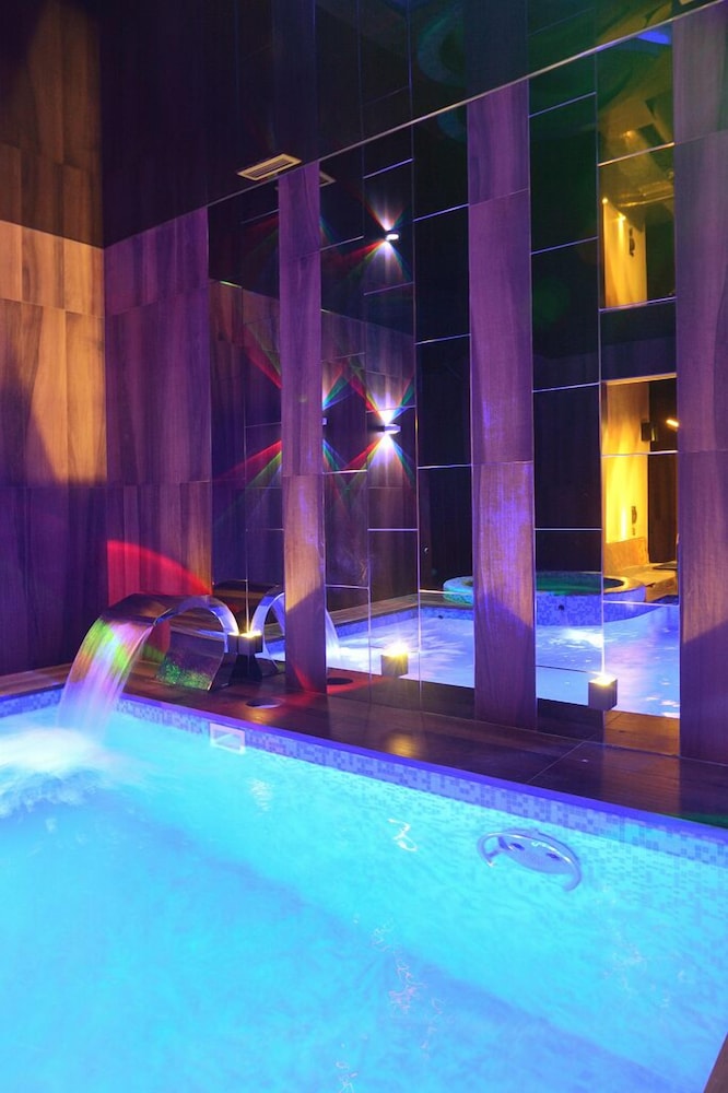 Pool waterfall