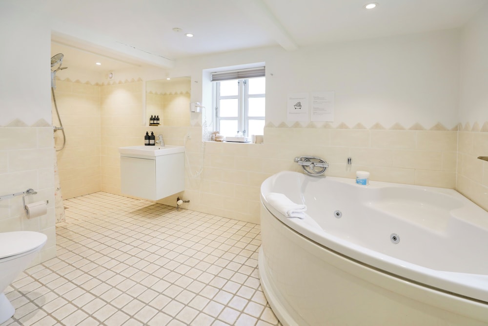 Jetted tub