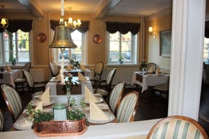 thumbnail: Couples dining