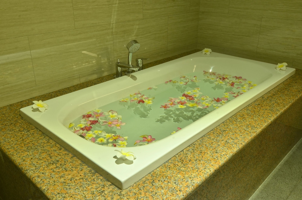 Deep soaking bathtub