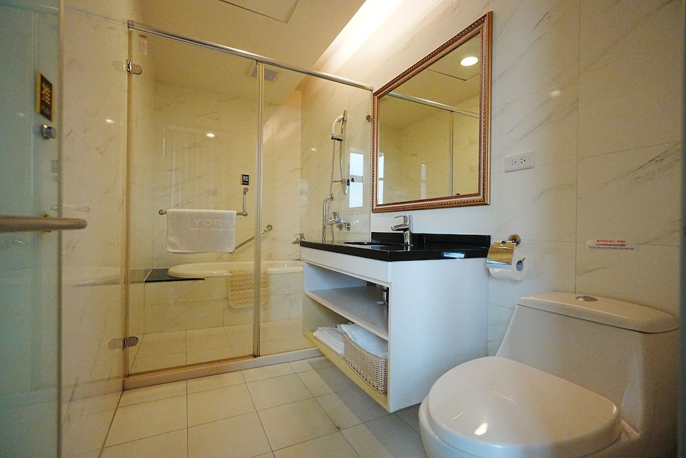 Deep soaking bathtub