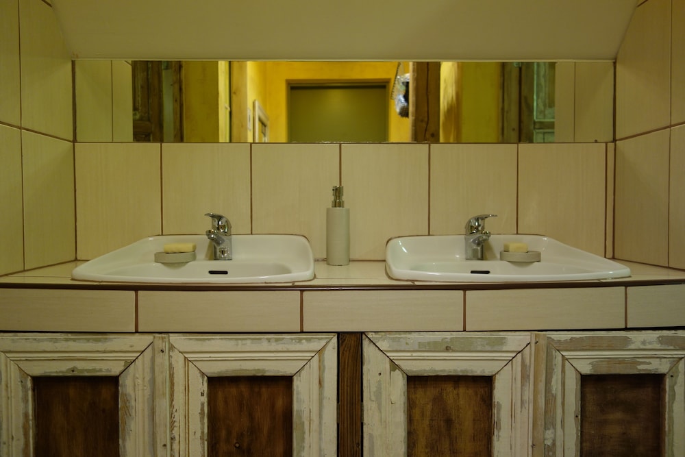 Bathroom sink