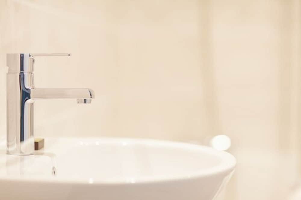 Bathroom sink