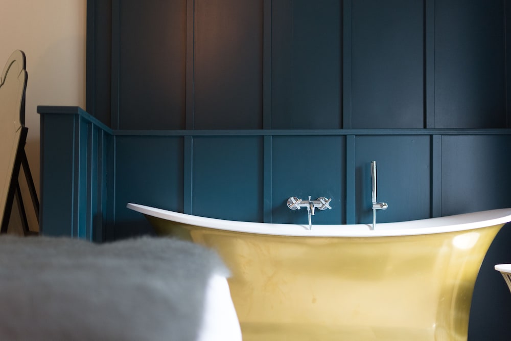 Deep soaking bathtub