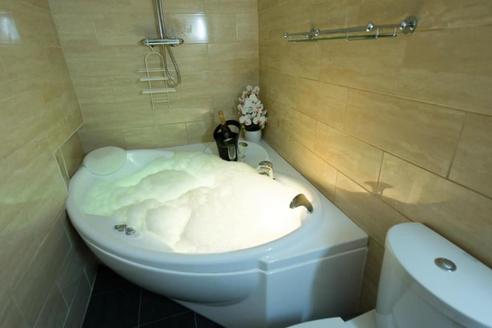Deep soaking bathtub
