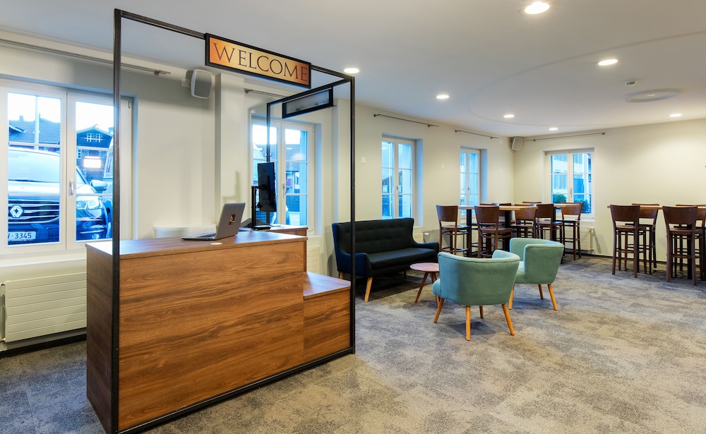 Lobby lounge