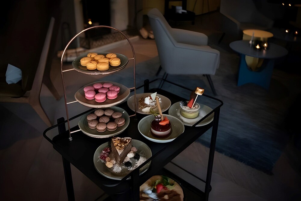 Lobby lounge