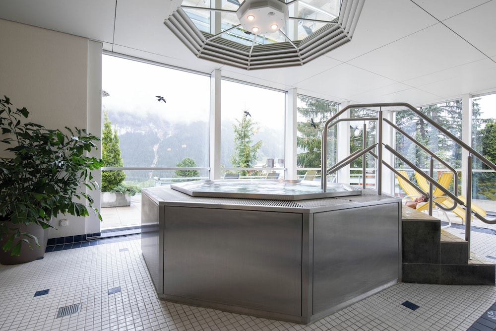 Indoor spa tub