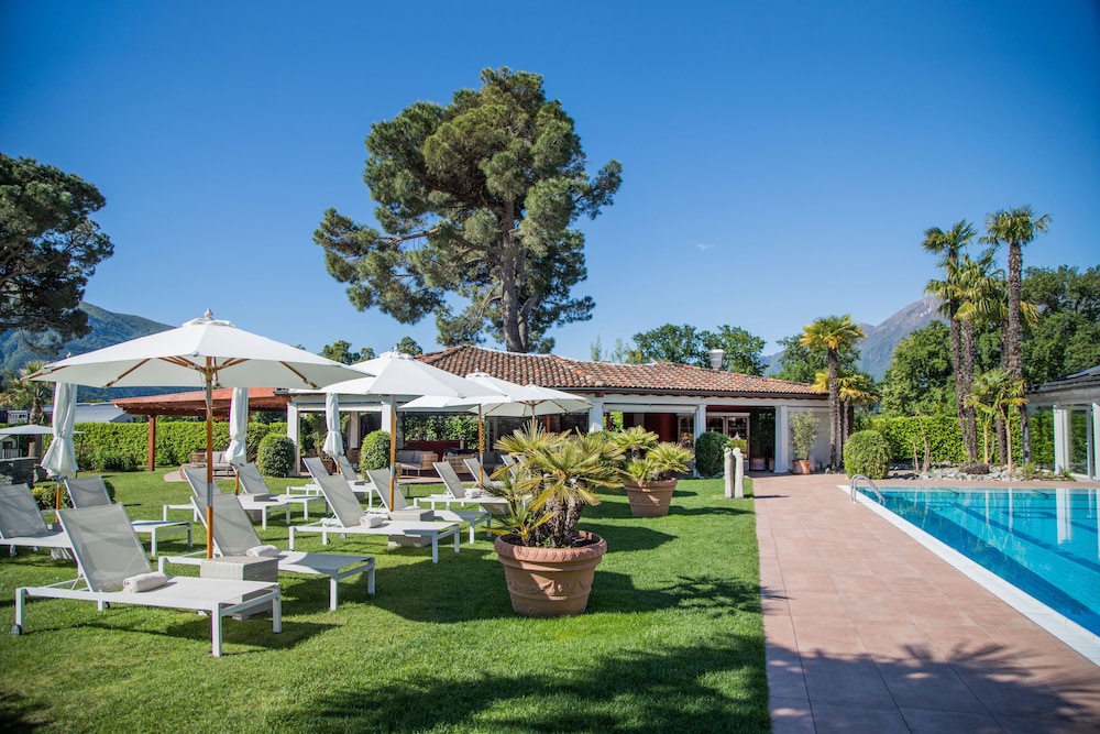 Poolside bar