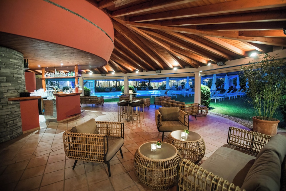 Poolside bar