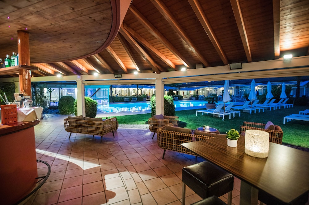 Poolside bar