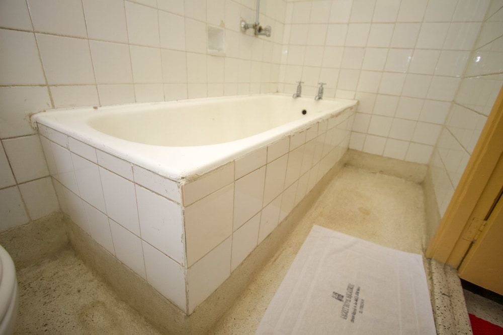 Deep soaking bathtub