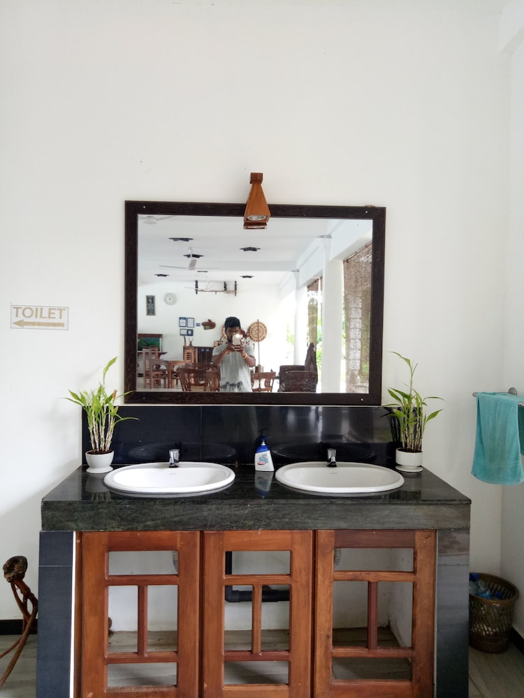 Bathroom sink
