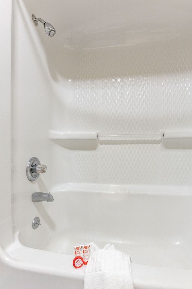 Deep soaking bathtub