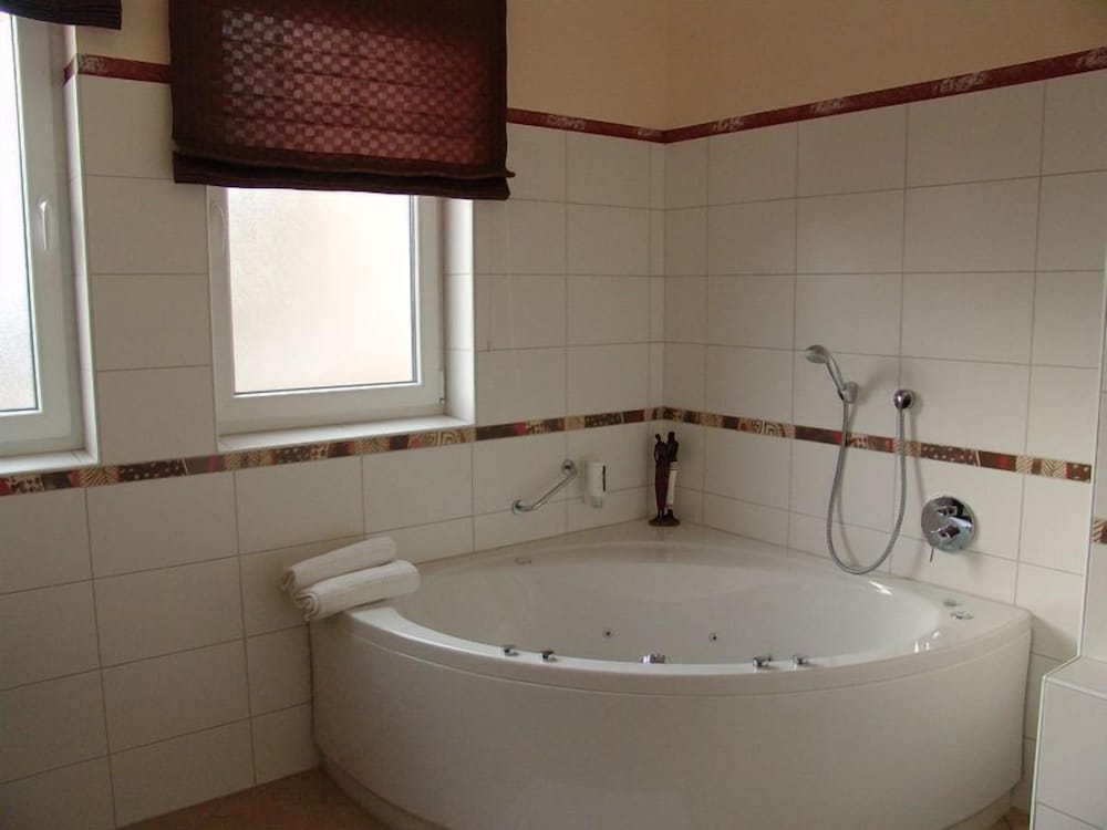 Deep soaking bathtub