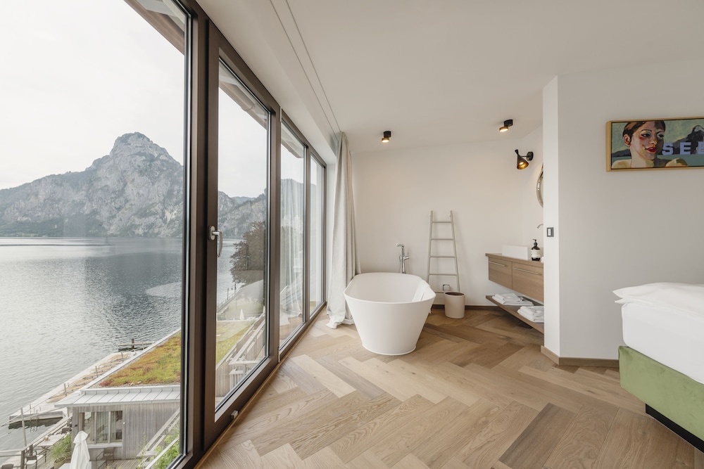 Deep soaking bathtub