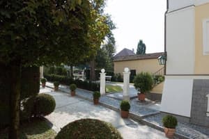 thumbnail: Property entrance
