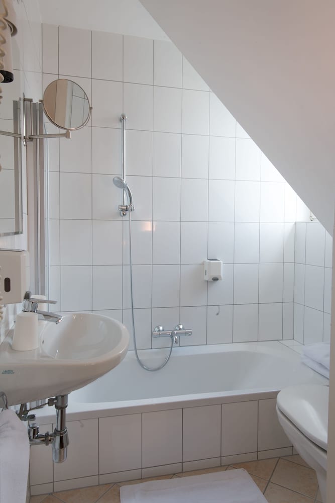 Deep soaking bathtub