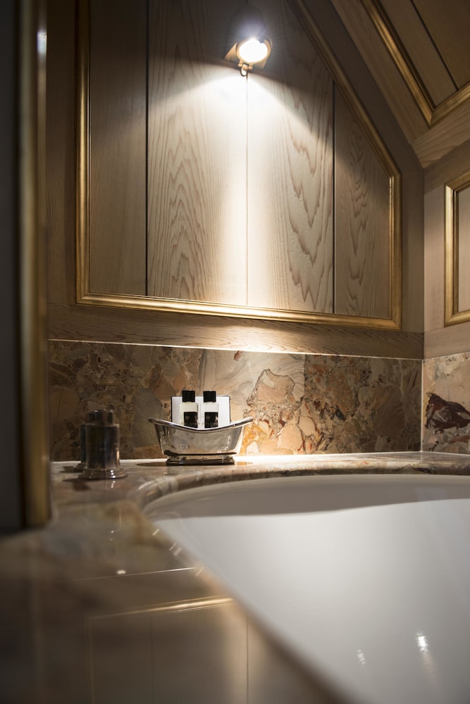 Deep soaking bathtub