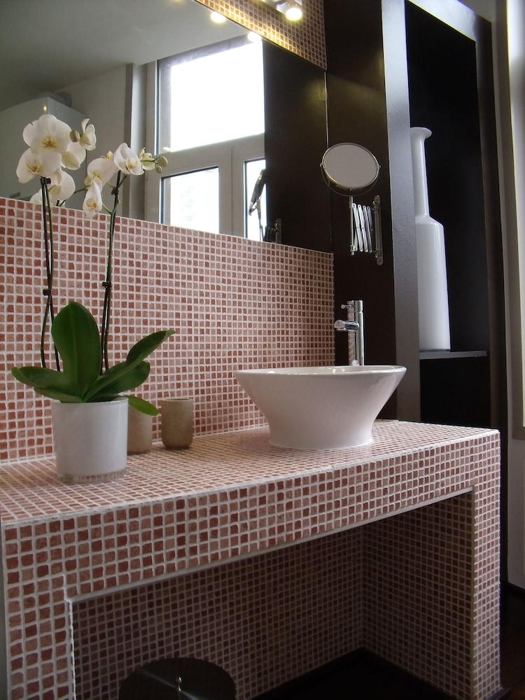 Bathroom sink