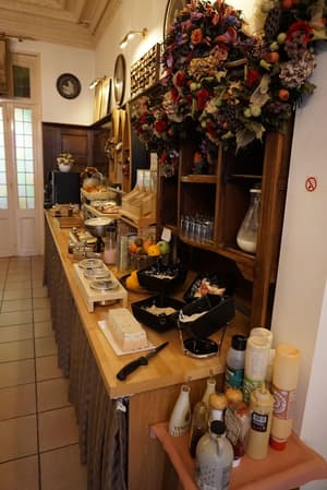 thumbnail: Breakfast area