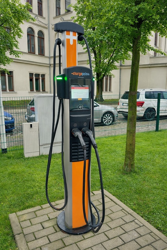 Electric vehicle charging station