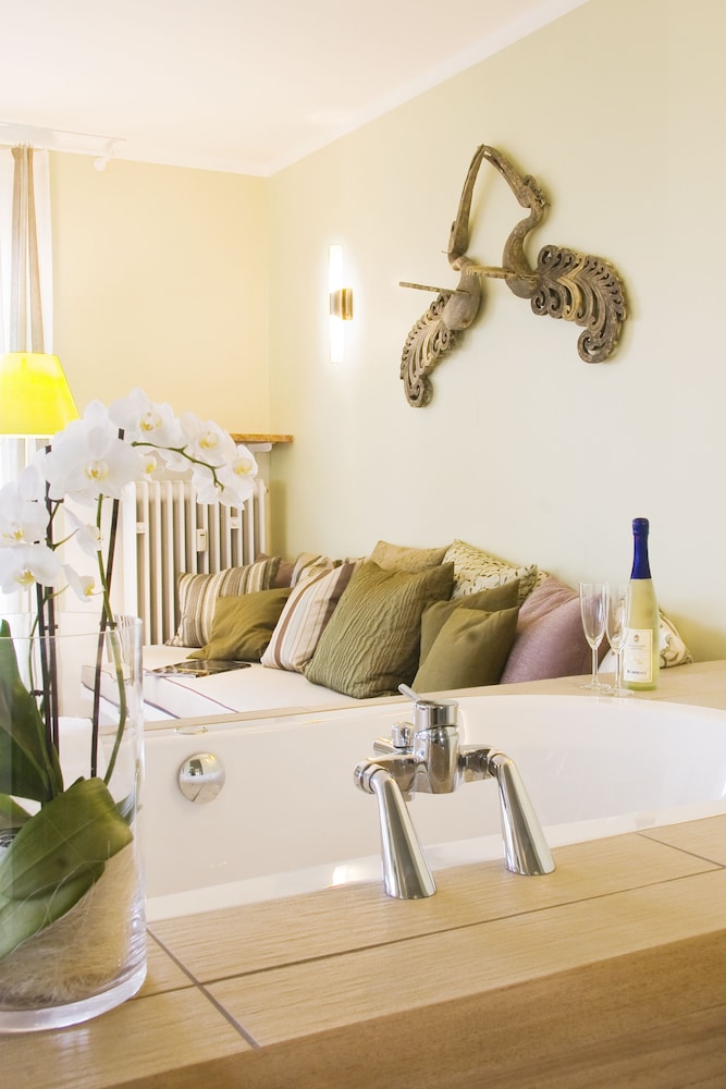 Deep soaking bathtub