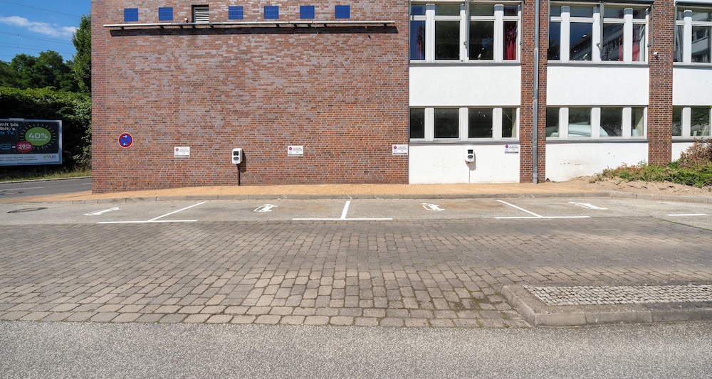Electric vehicle charging station