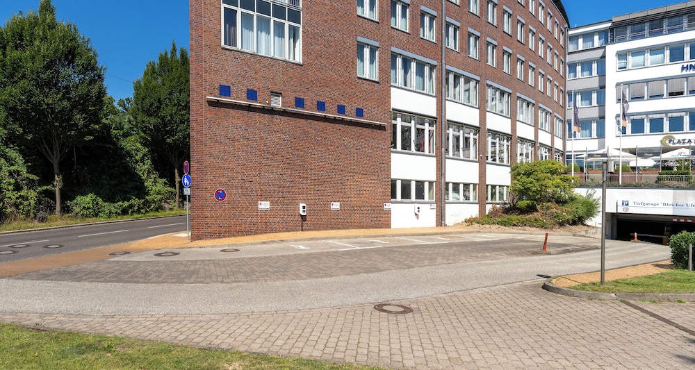 Electric vehicle charging station