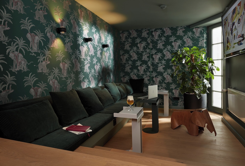 Lobby lounge