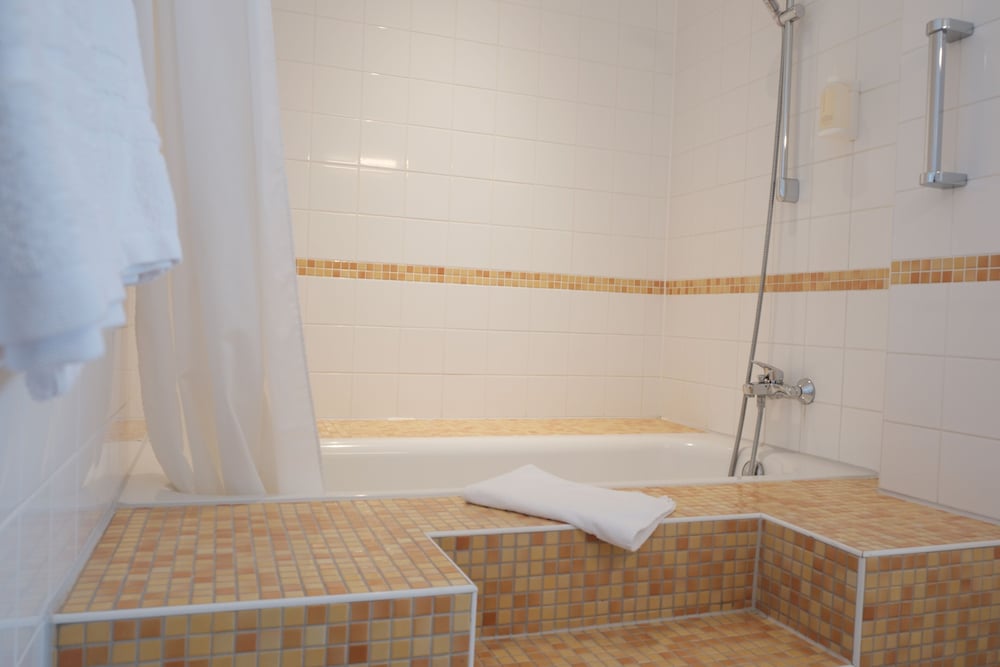 Deep soaking bathtub