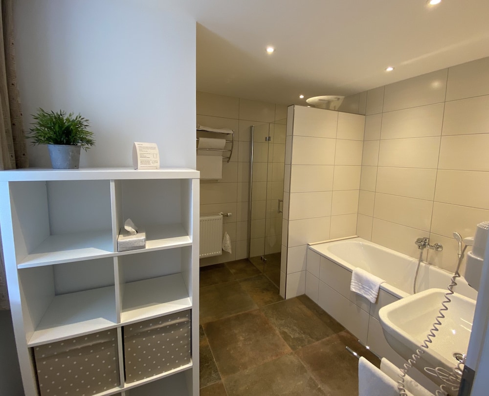 Deep soaking bathtub